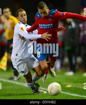 Steven Cherundolo de Hanovre (l) et de Helsingborg Nikola Djurdjic lutte pour le ballon au cours de leur groupe de l'Europa League match de foot entre Helsingborg SI et Hannover 96 à Olympie en Helsingborg, Suède, 25 octobre 2012. Photo : Peter Steffen/dpa  + + +(c) afp - Bildfunk + + + Banque D'Images