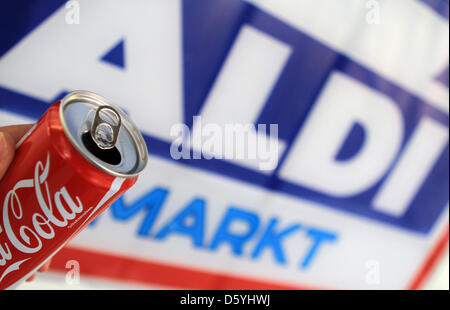 (ILLUSTRATION) - Une illustration datée du 26 octobre 2012 représente un homme tenant une canette de Coca-Cola en face d'un supermarché Aldi Markt signer à Berlin, Allemagne. Aldi va commencer à vendre du Coca-Cola. Photo : MAX NIKELSKI Banque D'Images