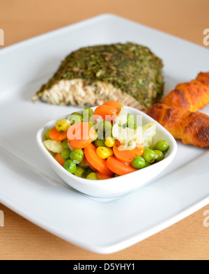 Légumes à la vapeur avec des saumons sauvages et croquettes de pomme de terre Banque D'Images