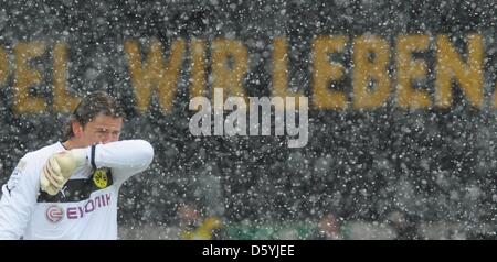 Le gardien Roman Weidenfeller Dortmund se trouve dans la neige en Bundesliga match entre Fribourg et Borussia Dortmund au MAGE SOLAR Stadium à Freiburg, Allemagne, 27 octobre 2012. Photo : PATRICK SEEGER (ATTENTION : EMBARGO SUR LES CONDITIONS ! Le LDF permet la poursuite de l'utilisation de jusqu'à 15 photos uniquement (pas de photos ou vidéo-sequntial série similaire d'images admis) vi Banque D'Images