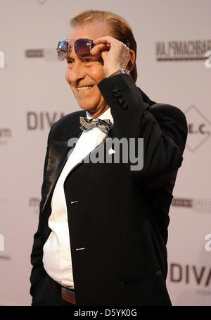 Chanteur Michael Holm arrive pour le Gala de Charité 2012 de l'Unesco à l'hôtel Maritim à Duesseldorf, Allemagne, 27 octobre 2012. Des célébrités internationales se réunissent pour recueillir des dons pour les enfants partout dans le monde. Photo : Henning Kaiser Banque D'Images