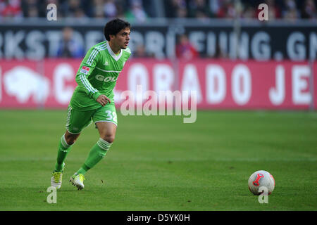 Wolfsburg's Fagner passe le ballon au cours de la Bundesliga match entre Fortuna Düsseldorf et VfL Wolfsburg à Esprit-Arena à Duesseldorf, Allemagne, 27 octobre 2012. Photo : JONAS GUETTLER Banque D'Images