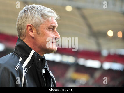 L'entraîneur-chef de Francfort Armin Veh sourit avant de la Bundesliga match de football entre le VfB Stuttgart et de l'Eintracht Francfort à Mercedes-Benz Arena de Stuttgart, Allemagne, 28 octobre 2012. Photo : JAN-PHILIPP STROBEL (ATTENTION : EMBARGO SUR LES CONDITIONS ! Le LDF permet la poursuite de l'utilisation de jusqu'à 15 photos uniquement (pas de photos ou vidéo-sequntial série similaire d'images admis) Banque D'Images