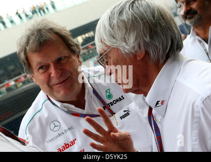 La formule un patron Bernie Ecclestone (R) et le directeur de Motorsport Mercedes AMG, l'allemand Norbert Haug (L) vu avant le Grand Prix de Formule 1 de l'Inde à la piste de course sur le Circuit International de Buddh, une plus grande Noida, Inde, 28 octobre 2012. Photo : Jens Buettner/dpa  + + +(c) afp - Bildfunk + + + Banque D'Images