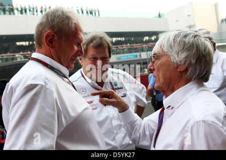 La formule un patron Bernie Ecclestone (R), le directeur de Motorsport Mercedes AMG, l'allemand Norbert Haug (C), et chef de motorsport de Red Bull, Helmut Marko (L), vu le Grand Prix de Formule 1 de l'Inde à la piste de course sur le Circuit International de Buddh, une plus grande Noida, Inde, 28 octobre 2012. Photo : Jens Buettner/dpa Banque D'Images