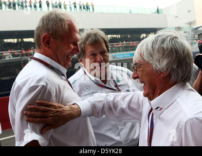 La formule un patron Bernie Ecclestone (R), le directeur de Motorsport Mercedes AMG, l'allemand Norbert Haug (C), et chef de motorsport de Red Bull, Helmut Marko (L), vu le Grand Prix de Formule 1 de l'Inde à la piste de course sur le Circuit International de Buddh, une plus grande Noida, Inde, 28 octobre 2012. Photo : Jens Buettner/dpa Banque D'Images