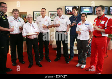 La formule un patron Bernie Ecclestone (C) célèbre son 82e anniversaire avec les chefs d'équipe de l'un formulaire équipes lors de la piste de course sur le Circuit International de Buddh, une plus grande Noida, Inde, 28 octobre 2012. Le Grand Prix de Formule 1 de l'Inde aura lieu le 28 octobre 2012. Photo : Jens Buettner/dpa Banque D'Images