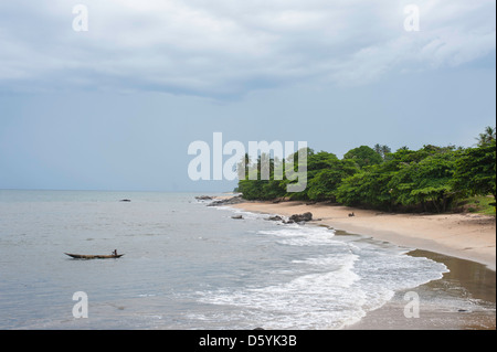 Pirogue avec pêcheur d'Afrique de sortir de la plage d'Afrique au Cameroun, Kribi au poisson Banque D'Images