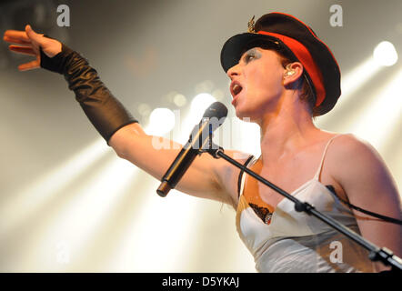 Le chanteur Amanda Palmer joue sur la scène à la Columbia Club à Berlin, Allemagne, 28 octobre 2012. Elle est actuellement en tournée avec son groupe 'Amanda Palmer & Le Grand Theft Orchestra'. Amanda Palmer est connu en tant que membre de la bande 'The Dresden Dolls'. Photo : Britta Pedersen Banque D'Images