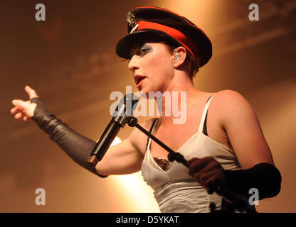 Le chanteur Amanda Palmer joue sur la scène à la Columbia Club à Berlin, Allemagne, 28 octobre 2012. Elle est actuellement en tournée avec son groupe 'Amanda Palmer & Le Grand Theft Orchestra'. Amanda Palmer est connu en tant que membre de la bande 'The Dresden Dolls'. Photo : Britta Pedersen Banque D'Images