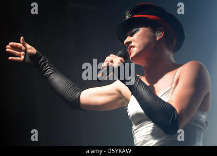 Le chanteur Amanda Palmer joue sur la scène à la Columbia Club à Berlin, Allemagne, 28 octobre 2012. Elle est actuellement en tournée avec son groupe 'Amanda Palmer & Le Grand Theft Orchestra'. Amanda Palmer est connu en tant que membre de la bande 'The Dresden Dolls'. Photo : Britta Pedersen Banque D'Images