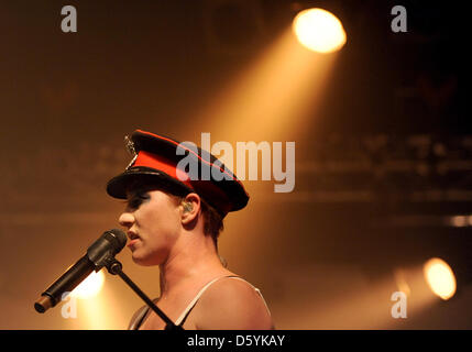 Le chanteur Amanda Palmer joue sur la scène à la Columbia Club à Berlin, Allemagne, 28 octobre 2012. Elle est actuellement en tournée avec son groupe 'Amanda Palmer & Le Grand Theft Orchestra'. Amanda Palmer est connu en tant que membre de la bande 'The Dresden Dolls'. Photo : Britta Pedersen Banque D'Images