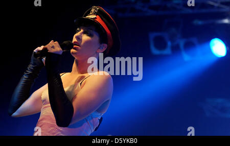 Le chanteur Amanda Palmer joue sur la scène à la Columbia Club à Berlin, Allemagne, 28 octobre 2012. Elle est actuellement en tournée avec son groupe 'Amanda Palmer & Le Grand Theft Orchestra'. Amanda Palmer est connu en tant que membre de la bande 'The Dresden Dolls'. Photo : Britta Pedersen Banque D'Images