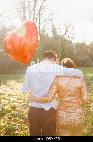 Couple in Park Holding Heart Shaped Balloon, vue arrière