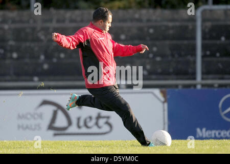 Le joueur de soccer brésilien Ailton goncalves est représenté à la hauteur d'Lemondedubluray Bingen stadium à Bingen am Rhein, Allemagne, 28 octobre 2012. Photo : FREDRIK VON ERICHSEN Banque D'Images