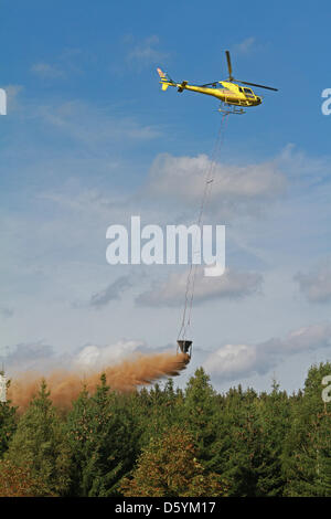 Un hélicoptère en vol stationnaire au-dessus d'une zone forestière la distribution de poudre de chaux dans le cadre d'un vaste projet de traitement à la chaux de sol forestier près de Trautenstein, Allemagne, 18 septembre 2012. Les mesures correctives que le traitement à la chaux réduit les niveaux d'acidité dans le sol et la terre améliore la qualité globale de la forêt, le sol comme un effet à long terme. Photo : Matthias Bein Banque D'Images