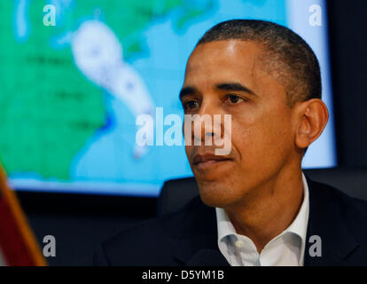 Le président des États-Unis, Barack Obama fait une déclaration après une réunion d'information sur l'Ouragan Sandy au siège de la FEMA le dimanche à Washington, DC, USA, 28 octobre 2012. Crédit : Dennis Brack / Piscine via CNP Banque D'Images