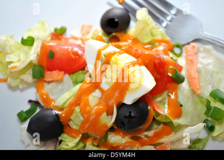 Vinaigrette crémeuse sur une assiette de salade Banque D'Images
