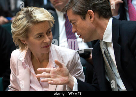 La ministre du Travail allemande, Ursula von der Leyen (L) parle à l'investisseur Nicolas Berggruen au Nicolas Berggruen conférence à Berlin, le 30 octobre 2012. Photo : Thomas Peter dpa  + + +(c) afp - Bildfunk + + + Banque D'Images