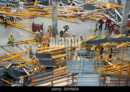 Une conception structurelle s'est effondré sur le site de construction pour le centre commercial à la Leipziger Platz 12 à Berlin, Allemagne, 30 octobre 2012. Autour de 1 000 mètres carrés s'est effondrée pendant la construction. Le service d'incendie est signalé de nombreuses blessures. Photo : ROBERT SCHLESINGER Banque D'Images