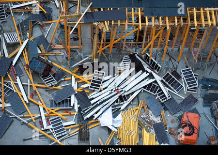 Une conception structurelle s'est effondré sur le site de construction pour le centre commercial à la Leipziger Platz 12 à Berlin, Allemagne, 30 octobre 2012. Autour de 1 000 mètres carrés s'est effondrée pendant la construction. Le service d'incendie est signalé de nombreuses blessures. Photo : ROBERT SCHLESINGER Banque D'Images