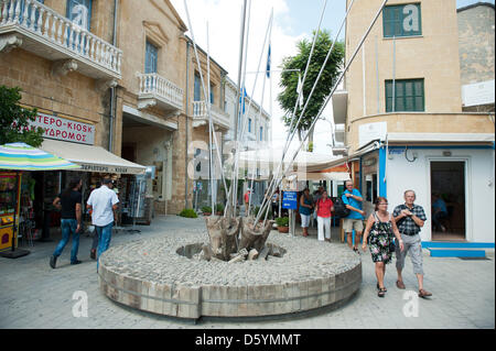 Les piétons marcher le long de la rue Ledra à Nicosie, Chypre, le 20 septembre 2012. La "ligne verte" traverse la rue Ledra qui sépare la vieille ville de Nicosie et l'ensemble de l'île de Chypre et est gardée par une zone tampon de l'ONU. Chypre est une île divisée depuis que la Turquie a lancé une invasion militaire en 1974 pour prévenir l'auteur présumé de l'adhésion de Chypre à Gree Banque D'Images
