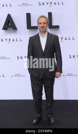 Réalisateur Sam Mendes arrive pour la première du nouveau film de James Bond 'Skyfall' au Musical Theatre at Potsdamer Platz à Berlin, Allemagne, 30 octobre 2012. Photo : Jens Kalaene Banque D'Images