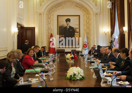 La ministre allemande de la Justice Sabine Leutheusser-Schnarrenberger parle d'homologue turc Sadullah Ergin à Ankara, Turquie, 31 octobre 2012. Le ministre allemand est sur une visite de quatre jours en Turquie. Photo : MAURIZIO GAMBARINI Banque D'Images