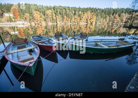 Des barques sont amarrés à un Hoellenstein jety au lac près de Viechtach, Allemagne, 31 octobre 2012. Photo : ARMIN WEIGEL Banque D'Images