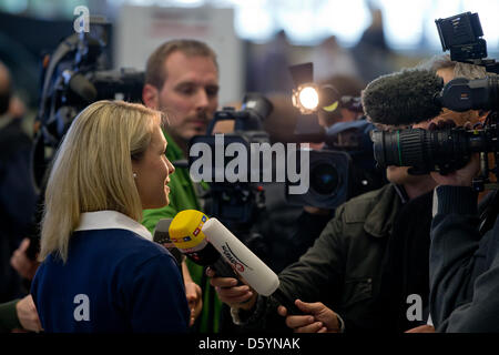 Champion olympique et champion du monde de biathlon record Magdalena Neuner donne une interview au cours de l'équipement de l'Association allemande de ski (DSV) à Herzogenaurach, Allemagne, 31 octobre 2012. Photo : Daniel Karmann Banque D'Images