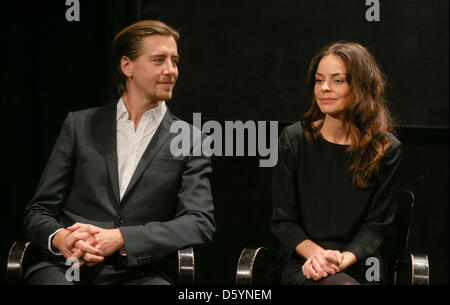 Acteurs norvégien Sverre Valheim Hagen Pal et Agnes Kittelsen donner une conférence de presse sur leur film Kon-Tiki, qui ouvrira cette année, les Journées du Cinéma Nordique à Luebeck, Allemagne, 31 octobre 2012. Les Journées du Cinéma Nordique de Lübeck est le seul festival de cinéma en Europe qui se concentre entièrement sur les films du nord et du nord-est du continent. Photo : MARKUS SCHOLZ Banque D'Images