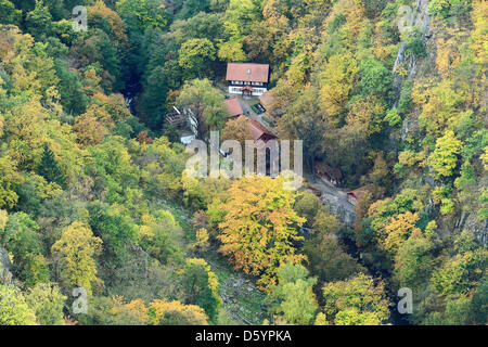 Le site de destination 'Koenigsruh» est photographié à l'Harz sorcières' Chemin dans Thale, Allemagne, 18 octobre 2012. L'Harz sorcières' Chemin (Harzer Hexenstieg), un sentier de grande randonnée, s'étend de Thale pour un peu moins de 100 km à travers le Harz à Osterode, passant divers sites le long de la manière. Photo : Jens Wolf Banque D'Images