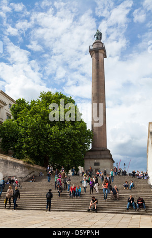 La foule s'assit sur les marches sous le duc d'York Memorial par le Mall à Londres Banque D'Images