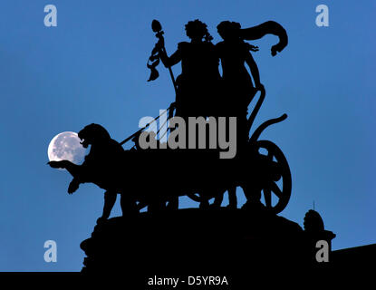 La lune est visible derrière la Panthère Quadriga situé au sommet de la Semperoper à Dresde, Allemagne, 02 novembre 2012. Photo : Arno Burgi Banque D'Images