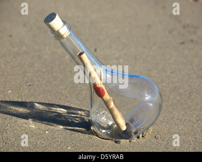 Message scellé dans la bouteille sur la plage seand Banque D'Images