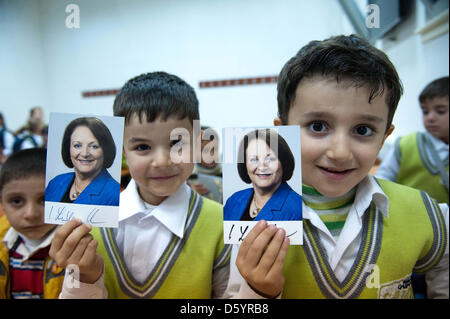 Les enfants de l'école posent avec des autographes de ministre allemand de la Justice Sabine Leutheusser-Schnarrenberger, lors de sa visite d'une école pour les enfants réfugiés de Syrie à Gaziantep, Turquie, 1 novembre 2012. Le ministre se rend en Turquie pour quatre jours. Photo : Maurizio Gambarini Banque D'Images