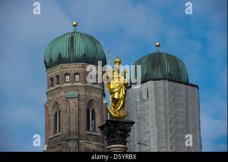 Le Mariensaeule (Pilier de Sainte Marie) est visible en face des deux tours de la Frauenkirche (église) à Munich, Allemagne, 11 octobre 2012. Photo : Peter Kneffel Banque D'Images