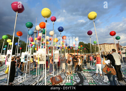 (Afp) - Une archive photo, datée du 25 août 2012, montre aux visiteurs par le biais d'une carte d'accès d'itinérance de Berlin à Berlin, Allemagne. La ville de Berlin a été célèbre son 775e anniversaire en 2012. Photo : Stephanie Pilick Banque D'Images