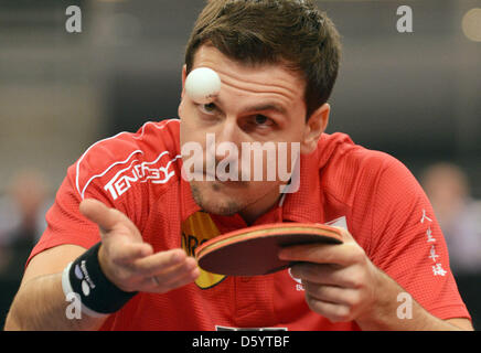 Joueur de tennis de table allemand Timo Boll sert la balle lors d'un match contre Yoshimura du Japon à la German Open 2012 à Brême, Allemagne, 02 novembre 2012. Autour de 300 joueurs, hommes et femmes de 42 pays en compétition pour le titre et le prix en argent de plus de 120 000 dollars US. Photo : CARMEN JASPERSEN Banque D'Images