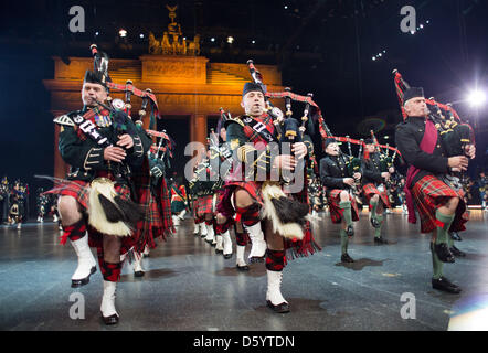 Un pipe band de Scotlnad effectuée pendant une répétition photo du tatouage de Berlin 2012 à O2 Arena de Berlin, Allemagne, 02 novembre 2012. 700 musiciens en 22 bandes de prendre part à la Berlin Tattoo qui continue jusqu'à 04 novembre 2012. Photo : JOERG CARSTENSEN Banque D'Images