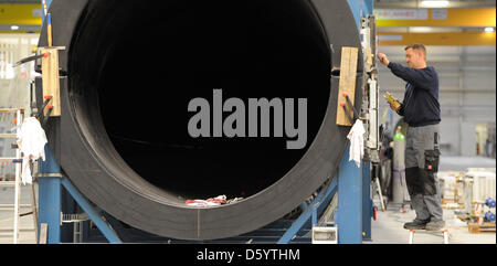 Un employé travaille sur une pale de rotor à l'usine de fabrication de pales de rotor d'entreprise Nordex à Rostock, Allemagne, 02 novembre 2012. Le fabricant de technologie d'énergie éolienne est à 130 nouveaux empoyees à Rostock le site. Cela a été annoncé par la société le 02 novembre 2012. La société a l'intention d'augmenter e emanufature des pales du rotor. Photo : DANIEL REINHARDT Banque D'Images