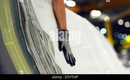 Un employé travaille sur une pale de rotor à l'usine de fabrication de pales de rotor d'entreprise Nordex à Rostock, Allemagne, 02 novembre 2012. Le fabricant de technologie d'énergie éolienne est à 130 nouveaux empoyees à Rostock le site. Cela a été annoncé par la société le 02 novembre 2012. La société a l'intention d'augmenter e emanufature des pales du rotor. Photo : DANIEL REINHARDT Banque D'Images