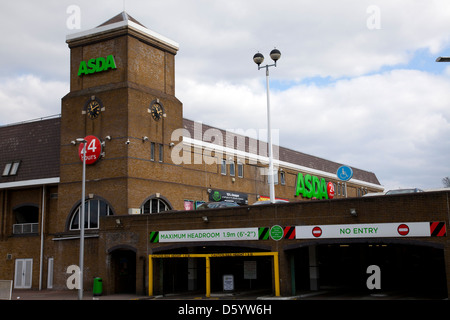 Grand magasin Asda dans Wandsworth Battersea, Londres - Royaume-Uni Banque D'Images