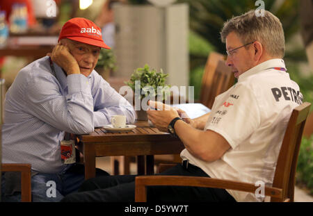 L'ancien Champion du Monde de Formule 1 autrichien Niki Lauda (L) et le team principal de Mercedes AMG, Ross Brawn britannique (R), vu après la séance de qualification au Circuit de Yas Marina à Abu Dhabi, Émirats arabes unis, 03 novembre 2012. Le Grand Prix de Formule 1 d'Abu Dhabi aura lieu le 04 novembre 2012. Photo : Jens Buettner/dpa Banque D'Images