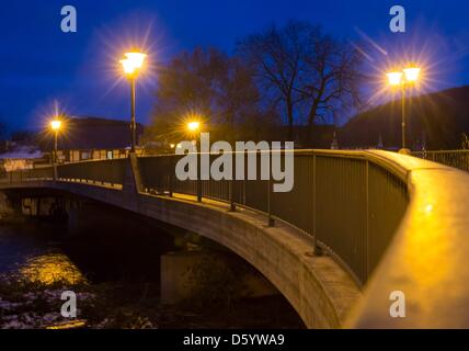 Un utilisateur est titulaire d'un téléphone mobile à Saalfeld, Allemagne, 29 octobre 2012. La ville souhaite développer le projet 'Dial4Light" en face de la hausse des factures d'énergie. Les réverbères sont éteints pendant la nuit et les citoyens peuvent les activer pendant 15 minutes par l'intermédiaire de leurs téléphones mobiles. Photo : Michael Reichel Banque D'Images