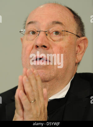 Président du Conseil de l'EKD Nikolaus Schneider parle lors d'une conférence de presse au cours de l'ouverture de la 11ème Synode de l'église évangélique en Allemagne (EKD) de Timmendorfer Strand, Allemagne, 04 novembre 2012. Photo : ANGELIKA WARMUTH Banque D'Images