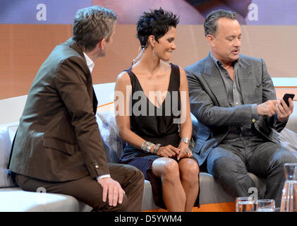 Document de cours photo nous montre hollywood acteurs Halle Berry (C) et Tom Hanks parle de jeu montre accueillir Markus Lanz (L) le jeu télévisé Allemand 'Wetten Das... ? (Wanna bet... ?) à l'OVB-Arena à Brême, Allemagne 3 novembre 2012. Photo : Sascha Baumann/ZDF/dpa Banque D'Images