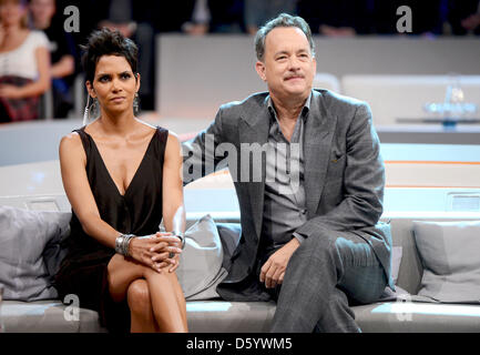 Document de cours photo nous montre hollywood acteurs Halle Berry (L) et Tom Hanks assistant à la télévision allemande game show 'Wetten Das... ? (Wanna bet... ?) à l'OVB-Arena à Brême, Allemagne 3 novembre 2012. Photo : Sascha Baumann/ZDF/dpa (ce : Sascha Baumann/Z Banque D'Images