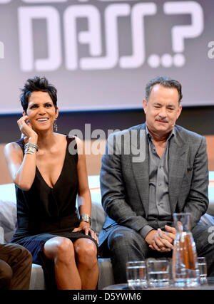 Document de cours photo nous montre hollywood acteurs Halle Berry (L) et Tom Hanks assistant à la télévision allemande game show 'Wetten Das... ? (Wanna bet... ?) à l'OVB-Arena à Brême, Allemagne 3 novembre 2012. Photo : Sascha Baumann/ZDF/dpa (ce : Sascha Baumann/Z Banque D'Images