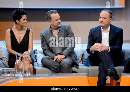 Document de cours photo nous montre hollywood acteurs Halle Berry (L) et de parler à Tom Hanks présentateur allemand Oliver Welke (R) au cours de la télévision allemande game show 'Wetten Das... ? (Wanna bet... ?) à l'OVB-Arena à Brême, Allemagne 3 novembre 2012. Photo : Sascha Baumann/ZDF/dpa Banque D'Images